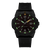 Montre de plongée avec cadran noir et index lumineux verts, bracelet noir, date