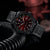 Montre de plongée avec cadran rouge, boîtier et bracelet noirs, et lunette distinctive
