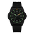 Montre homme avec boîtier noir, index luminescents verts sur le cadran, guichet date