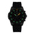 Montre de plongée avec cadran noir, index verts lumineux et bracelet noir