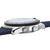 Vue de la montre de plongée par le dessus : lunette moletée, couronne métallique et bracelet bleu
