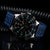 Montre de plongée avec bracelet bleu, cadran noir avec index luminescents et chronographe