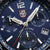 Gros plan du cadran de la montre bracelet pour homme : bleu, aiguilles lumineuses, date à 3 heures