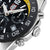Vue latérale de la montre de sport pour homme avec poussoirs de chronographe et lunette moletée