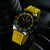 Montre de sport pour homme avec bracelet en silicone jaune, cadran noir et aiguilles de chronographe orange
