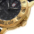 Montre homme avec lunette cannelée dorée et lunette tournante marquée sur le boîtier
