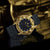 Montre homme avec affichage bleu lumineux, lunette dorée et bracelet noir
