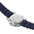 Fond de montre homme : fond en acier inoxydable avec emblème, bracelet bleu foncé avec gaufrage.