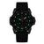 Montre homme avec cadran noir et bracelet en silicone bleu foncé, index lumineux.