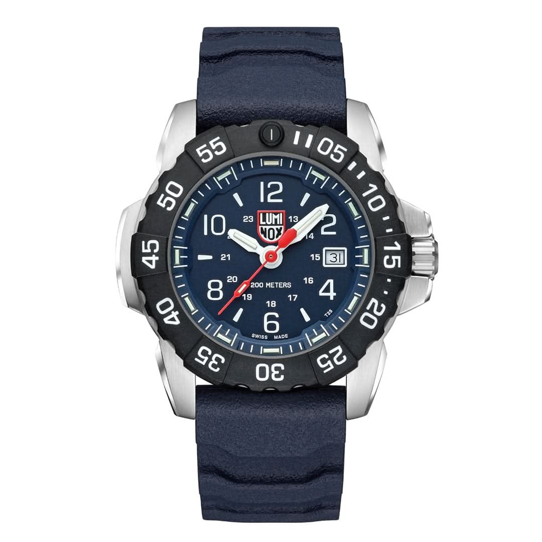 Montre homme avec bracelet en cuir bleu foncé, cadran noir et guichet date à 3h.