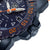 Bracelet de montre pour homme avec index orange, lunette moletée et couronne