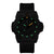 Montre homme avec boîtier noir, aiguilles et index verts lumineux.