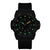 Montre homme avec cadran noir, index luminescents verts et bracelet noir.