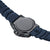 Fond d'une montre bracelet pour homme avec fond vissé et bracelet en silicone bleu foncé.