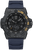 Montre pour homme avec bracelet en silicone bleu foncé, boîtier noir, index luminescents et date.