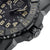 Montre bracelet pour homme, vue de côté : boîtier noir avec guichet date et lunette distinctive