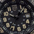 Montre bracelet pour homme, gros plan : cadran noir avec de grands chiffres et une fenêtre de date