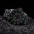 Bracelet de montre pour homme, vue latérale rapprochée : cadran noir avec marqueurs lumineux verts