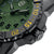 Détail de montre homme : lunette noire avec index jaunes et protège-couronne