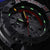 Gros plan d'une montre pour homme : cadran de chronographe avec index luminescents verts