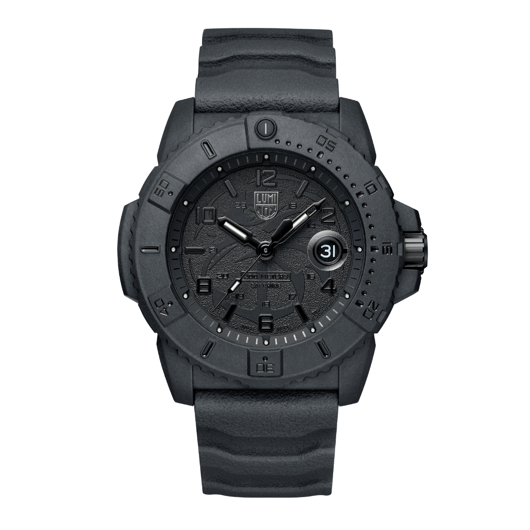 Montre homme avec boîtier noir et bracelet en cuir noir, affichage analogique de l'heure.