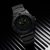 Montre homme de profil : boîtier noir, bracelet ; aiguilles et index lumineux sur le cadran.