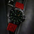 Montre automatique avec cadran noir, bracelet en silicone rouge et noir et index luminescents