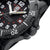 Luminox montre vue latérale avec couronne, poussoirs et boîtier noir