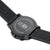 Fond de boîtier de montre avec gravure et bracelet noir, forme de boîtier Carbonox.
