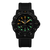 Montre homme avec boîtier et cadran noirs, points lumineux, bracelet noir.