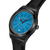 Detailansicht Armbanduhr: schwarzes Gehäuse, blaues Zifferblatt, schwarzes Lederband.