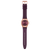 Armbanduhr von unten mit geripptem burgunderrotem Armband und Roségold-Gehäuse.