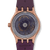 Ansicht der Rückseite der Armbanduhr: Roségold, burgunderfarbenes geripptes Band.