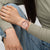 Tragebild: Swatch System 51 Irony Uhr am Handgelenk, roséfarbenes Gehäuse und hellrosa Band