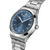Detailansicht runder Edelstahlgehäuse mit blauem Zifferblatt und Metallarmband