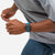 Herren-Chronographenuhr am Handgelenk in Handhaltung, blaues Textilarmband am grauen Hemd