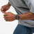 Herren-Chronographenuhr am Handgelenk mit blauem Textilarmband zu grauem Hemd