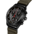 Nahaufnahme Chronographen-Uhr: schwarzes Gehäuse, leuchtende Zeiger, khakifarbenes Textilband