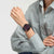 Herren-Chronograph am Handgelenk: rotes Chronodial mit schwarzen Details und schwarzem Band