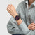 Herren-Chronograph am Handgelenk im Streifenhemd: rotes Zifferblatt, schwarzes Band