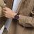 Herren-Chronograph am Handgelenk in Jacke: schwarzes Gehäuse, rotes Zifferblatt, schwarzes Band