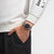 Herrenarmbanduhr am Handgelenk: schwarze Chronographenanzeige mit Edelstahlgliederarmband
