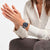 Armband mit blauem Chronographenzifferblatt und rotem Akzent am Handgelenk
