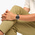 Herren-Armbanduhr am Handgelenk mit schwarzem Zifferblatt und schwarzem Lederarmband