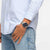 Herrenchronograph am Handgelenk, kobaltblaues Zifferblatt, Edelstahlgliederband