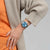 Swatch Chronograph am Handgelenk mit blauem Zifferblatt und Edelstahlarmband