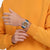 Herren-Uhr am Handgelenk mit blauem Armband und braunem Chronograph-Zifferblatt