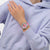 Damenuhr am Handgelenk, pinkes Zifferblatt und pinkes Silikonarmband