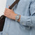 Edelstahl-Chronograph am Handgelenk mit blauem Zifferblatt und silbernem Edelstahlband