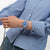 Herrenchronograph am Arm mit blauem Zifferblatt und Edelstahlarmband